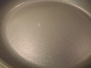 21、銅鑼燒,加熱到噴水下去會噼裡啪啦響時就對了。