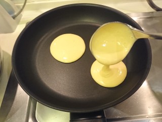 22、銅鑼燒,用大勺舀入面糊，約能擴散成8～10cm的圓形。