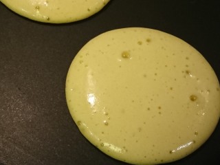 23、銅鑼燒,整個表面出現氣孔時，再等一等，待面糊表面稍微乾燥些才能翻面。