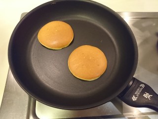 24、銅鑼燒,翻面後再煎一下。