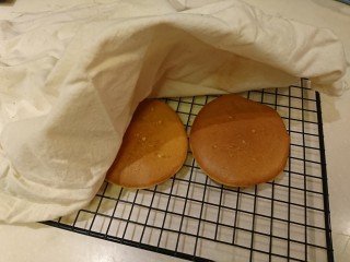 25、銅鑼燒,有美麗焦色那面朝上，排在晾晒网上，蓋上布放涼以免乾燥。