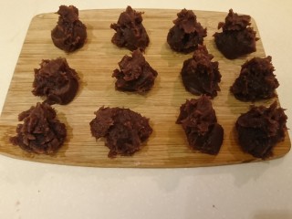 27、銅鑼燒,紅豆沙分成12等分備用。