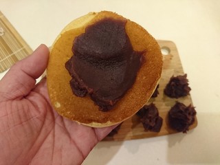 28、銅鑼燒,取出放涼的面餅，表皮朝下，放上紅豆沙。