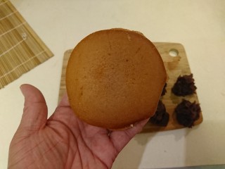 29、銅鑼燒,再疊上另一片面餅。略壓周圍讓她粘合固定。其餘面餅同法組合！