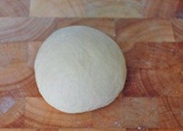 4、培根土豆披萨,案上撒薄粉，将面团揉至表面光滑有筋度