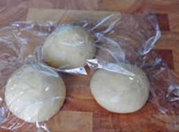 6、培根土豆披萨,将面团分成三份，滚圆，盖上保鲜膜松弛15分钟