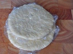 7、培根土豆披萨,两份拍扁后用保鲜膜包好，放入冰箱冷冻保存