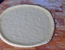 9、培根土豆披萨,用手推出较厚的周边，并用叉子在饼底戳眼，饼皮就做好了