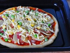 18、培根土豆披萨,撒上豌豆粒、玉米粒和剩余的芝士丝