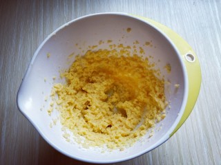 4、圣诞树饼干#预热圣诞节#,分两次加入蛋液，每次需要打至蛋液和黄油完全融合。