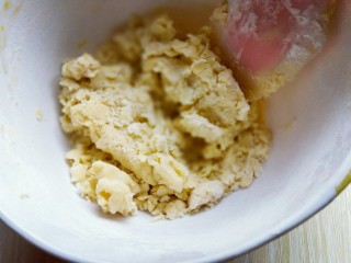 6、圣诞树饼干#预热圣诞节#,用硅胶铲翻拌均匀，且无干粉。