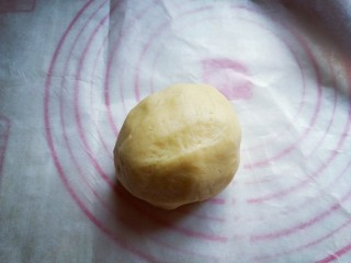 7、圣诞树饼干#预热圣诞节#,送成面团，还上保鲜膜松弛15分钟。