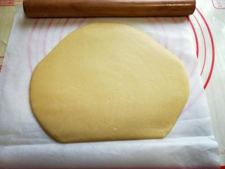 9、圣诞树饼干#预热圣诞节#,取下油纸，特别光滑。一定要上下都垫有油纸。