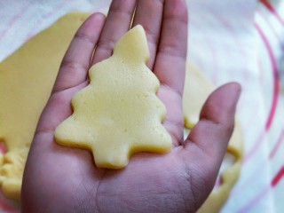 11、圣诞树饼干#预热圣诞节#,做好的圣诞树????，宝贝拿在手上好欣喜，和宝贝一起做的呦～亲自DIY，乐在其中。