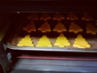 13、圣诞树饼干#预热圣诞节#,烤箱175度预热，烤盘入烤箱中层，上下火10-13分钟。