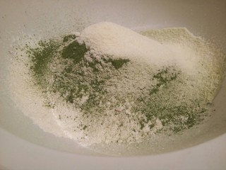 1、云朵抹茶曲奇,低筋面粉，高筋面粉，玉米淀粉，奶粉，抹茶粉提前过筛