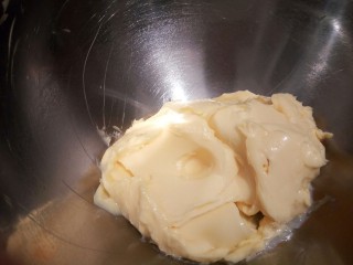 2、云朵抹茶曲奇,黄油至少要软化到可以轻松地捅入一个手指的程度。