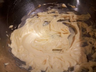 3、云朵抹茶曲奇,黄油用电动打蛋器先搅拌一下