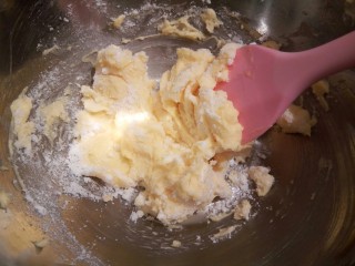 4、云朵抹茶曲奇,筛入糖粉，用橡皮刮刀先拌一下（等会用电动搅拌器的时候不会飞的到处都是）