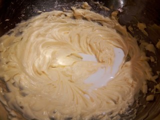 5、云朵抹茶曲奇,电动打蛋器把黄油和糖粉打发至颜色变浅，分次加入纯牛奶搅拌（纯牛奶和细盐提前搅拌，让盐融化。）