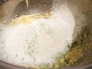 7、云朵抹茶曲奇,再筛入提前准备好的粉类，