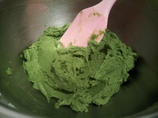 8、云朵抹茶曲奇,橡皮刮刀给翻拌均匀（搅拌匀就可以，不要多搅）