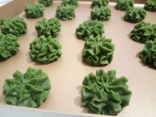 11、云朵抹茶曲奇,手握紧裱花袋，垂直，一定要垂直，向下挤，云朵花纹就出来了，