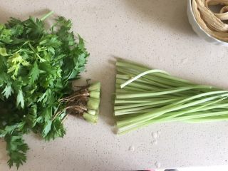 2、夏日减肥食谱之凉拌菜,芹菜去叶子，去根，泡水洗净