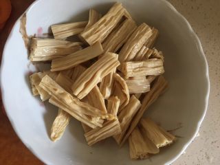 9、夏日减肥食谱之凉拌菜,腐竹洗净切条