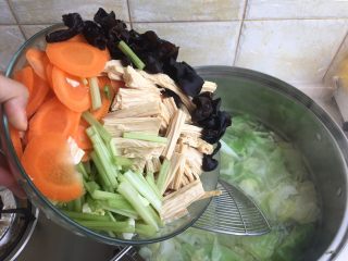 16、夏日减肥食谱之凉拌菜,都倒入锅内