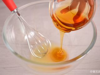 1、【烘焙配方】经典广式月饼,月饼糖浆加枧水和烘焙油一起手动打蛋器搅拌均匀