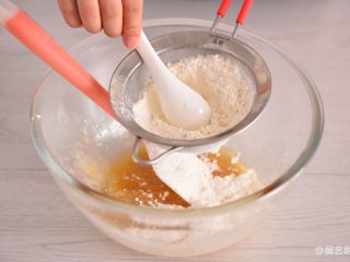 2、【烘焙配方】经典广式月饼,筛入月饼专用粉先用硅胶刮刀翻拌一下