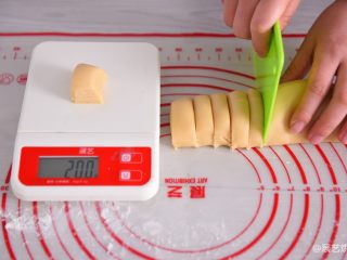 6、【烘焙配方】经典广式月饼,饼皮醒好分割为20克一个面团，搓成圆球形备用