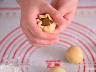 8、【烘焙配方】经典广式月饼,饼皮将月饼馅整个包裹起来