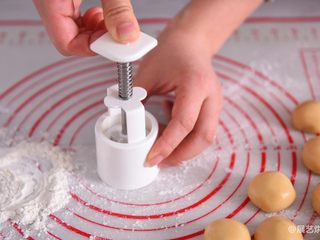 11、【烘焙配方】经典广式月饼,模具口朝下放桌上，用力按压下去