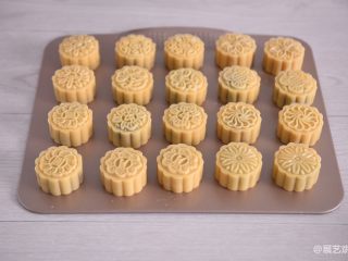 13、【烘焙配方】经典广式月饼,全部都压好放入预热好上下火200度的烤箱，中层先烤5分钟