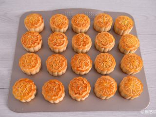 15、【烘焙配方】经典广式月饼,烤至表面金黄色即可出炉冷却