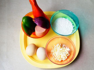 1、简易披萨蛋饼,准备好食材