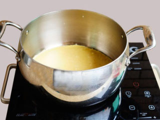 3、简易披萨蛋饼,锅烧热倒入油，铺入鸡蛋液