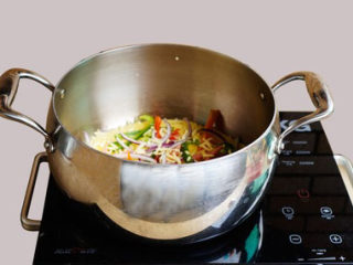 4、简易披萨蛋饼,待鸡蛋液稍稍成型后加入火腿