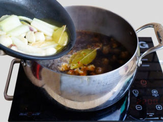 5、简易披萨蛋饼,1分钟后均匀撒入入青红椒，洋葱丝，最后铺上芝士碎。盖上盖子焖2分钟即可