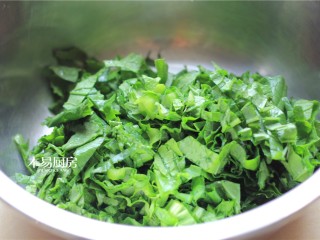 1、小白菜饼,小白菜洗净、沥干，切碎，备用。
