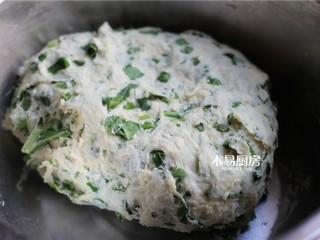 4、小白菜饼,和成面团，盖上一块湿布，醒二十分钟。