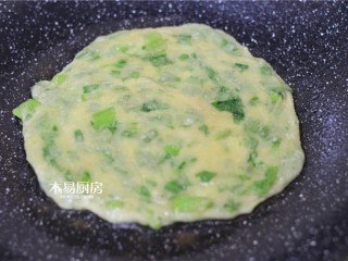 11、小白菜饼,平底锅刷油，放入小白菜饼烙制。