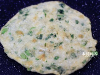 12、小白菜饼,两面都煎至金黄，即可。