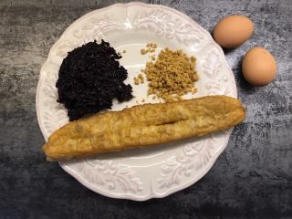 1、紫米粢饭团,准备好所有食材