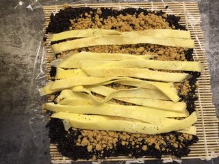 9、紫米粢饭团,铺上蛋皮