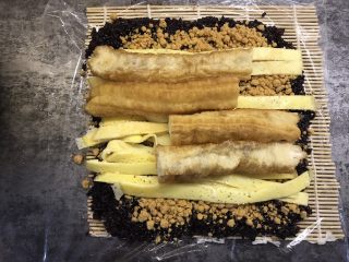 10、紫米粢饭团,放上切段的油条