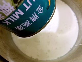 2、椰汁千层马蹄糕,加入一罐椰浆400克