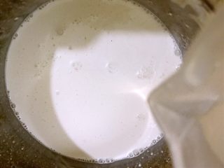 4、椰汁千层马蹄糕,再加入150克清水（这里我加了清水，也可以加入150克牛奶）